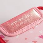 Rosa Etui mit dem Text "s’maepp BY BRUNNEN" auf rosafarbenem Leder. Dezentes Herzmuster darunter.