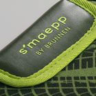 "s'maepp by BRUNNEN" steht auf einer grünen Tasche mit Textur und Nähdetails in hellgrün.