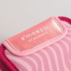 Text: "s’maepp BY BRUNNEN". Ein Etui mit rosa Streifen und metallisch schimmerndem Verschluss.