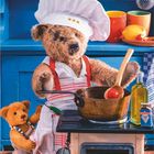 Teddybären in Kochkleidung an einem kleinen Herd, umgeben von Küchenutensilien und buntem Geschirr.
