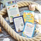 "Jeder Urlaub am Meer ist ein kleines Abenteuer!", "Formen finden", "Meine Familie und ich", "Alle Farben des Regenbogens". Bild: Karten, Seile, Muscheln.