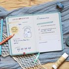 Ein Tagebuch mit „Ausflüge und Abenteuer“, Bereich für Datum, Erlebnisse und Checkliste, blaues und orangenes Design.