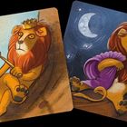 Zwei Illustrationen: ein Löwe mit Krone sitzt unter der Sonne; derselbe Löwe schläft nachts mit Decke und Teddybär.