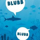 Zwei Sprechblasen mit "BLUBB". Silhouetten von Fischen, darunter ein Hai, in einer blauen Unterwasserszene.