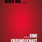 Text: „ICH HAB NOCH NIE ... ... EINE FREUNDSCHAFT PLUS GEHABT.“ Roter Hintergrund, oben schwarz, unten weiß.