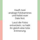 Der Text empfiehlt, zwei analoge Kameras zu kaufen und ein Date festzuhalten. Fotos entwickeln lassen, um Erinnerungen zu schaffen. Hintergrund in Pastellgrün und Rosa.