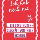 Text: "Ich hab noch nie ... ein Brautmodengeschäft von innen gesehen." Roter Hintergrund, weiße und rosa Dekorationen.