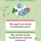 Logo mit Text: "BONUS-AUFGABEN". Oben Muschel, Kleeblatt, Feder. Hintergrund grün mit Blättern.