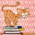 Illustration: Eine fröhliche, gestreifte Katze balanciert auf einem Stapel Bücher vor einer rosa, gemusterten Wand.