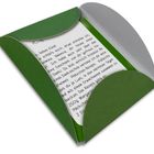 Ein Brief ist in einem grünen, geöffneten Umschlag sichtbar. Der Brief ist handgeschrieben.