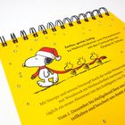 Zeilen: "Zeitlos, genial, kultig: 24 Weihnachtskarten zum Heraus­trennen mit den Comicstrips von Charles M. Schulz." Illustration: Snoopy mit Weihnachtsmütze.