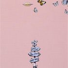 „Nowhere“, „Somewhere“, „Queen's Court“, „Tea Party“, „Rabbit Hole“ auf Wegweisern, Schmetterlinge und Blätter auf rosa.