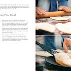„Easy Pitta Bread“ Rezept mit Zutaten und Zubereitung. Links Text, rechts Hände beim Ausrollen und Backen von Pitta-Brot.