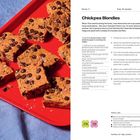 Chickpea Blondies Rezept, Zubereitungszeit 10 Minuten, Backzeit 20 Minuten. Abgebildet sind quadratische Stücke mit Schokoladenstücken.