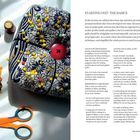 Links: Nähmaterial, bunte Stoffe, Nadelkissen mit Stecknadeln. Rechts: Text über Grundlagen des Quiltens, Ausrüstungs-Checkliste.