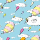 "Today is your day!" in einer Wolke. Illustration mit fliegenden Figuren, die bunte Ballons in einem himmelblauen Himmel halten.