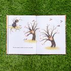 Text: "The next morning, I spotted a new tree in our garden." Illustration: Ein Baum mit menschlichem Gesicht und Vögeln.
