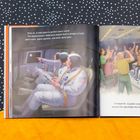 Linke Seite: Text beschreibt die Entwicklung sicherer Raumfahrt. Rechts: Menschen jubeln in einem Kontrollraum.