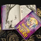 „Which Way to the Future“ von Cressida Cowell, daneben geöffnete Buchseite mit einer Illustration. Astronomisches Design im Hintergrund.