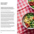 „MEAN GREEN BEAN BOWL“: Rezepttext links, Gericht mit grüner Soße, Bohnen und Tomaten in Schüsseln auf rot-weiß kariertem Stoff.