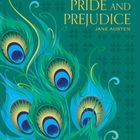 Text: "Pride and Prejudice", "Jane Austen". Pfauenfedern auf grünem Hintergrund, filigrane Muster, elegante Illustration.