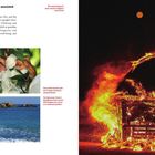 Links: Text über Naturgottheiten. Drei Fotos: Hände binden Baumwollfäden, Felsen im Meer. Rechts: Brennende Strohhütte bei Nacht.