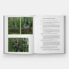 Interview mit Mark Manders. Links drei Fotos von großen, grünlichen Kopf-Skulpturen im Wald.