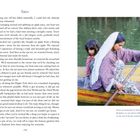Oben: "Kashmir". Unten: "From our houseboat in Srinagar, Kashmir, we can observe life going on the way it has for centuries." Eine Frau und ein Kind rudern in einem Boot.