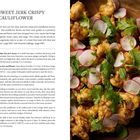 Titel: SWEET JERK CRISPY CAULIFLOWER. Rezept mit gebratenem Blumenkohl, garniert mit Radieschen und frischen Kräutern.