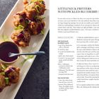 **Littleneck Fritters with Pickled Blueberry Sauce**  
Rezepte und Zutatenliste rechts. Links: Frittierte, goldene Kugeln, garniert mit grünen Zwiebeln, daneben Blaubeersauce.