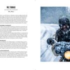 "Wil Thomas, Builder and Filmmaker. Links: Text über Motorräder und persönliche Erinnerungen. Rechts: Person auf Motorrad im Schneefall."