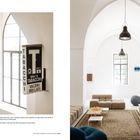 Links Text: "TABACCHI, SALI E TABACCHI, VALORI BOLLATI". Rechts: heller Raum mit Sofas, Teppich und modernen Lampen.