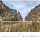 Text: “Torrent de Pareis” und Kalenderdaten. Szene: Ein Canyon mit Flussbett, umgeben von steilen Felsen.