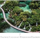"Plitvizer Seen", "Casares Edition", Kalender mit Naturaufnahme: Hölzerner Steg über türkisfarbenem Wasser und grünen Bäumen.