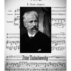 Text: Trio. I. Pezzo elegiaco. Peter Tschaikowsky. Illustration eines bärtigen Mannes vor Notenblättern, Kalendarium unten.