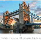 "Tower Bridge", Kalender Monat Juli, geöffnete Brücke im Sonnenuntergang, Wasser und Gebäude im Hintergrund.
