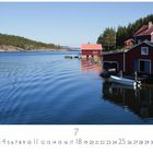 „See in Mittelschweden“ steht unten links. Oben sieht man ein Gewässer mit roten Holzhäusern und Bäumen am Ufer.