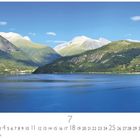 "Küstenlandschaft" über einem blauen Fjord, umgeben von grünen Bergen. Kalenderübersicht mit Zahlen.