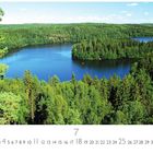 „Land der tausend Seen“ steht oben links. Eine malerische Landschaft mit einem Wald und einem ruhigen See. 