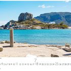 Kos, Agios Stefanos Beach. Ein felsiger Hügel mit einer Kapelle, umgeben von blauem Meer bei klarer Himmel.