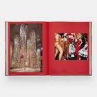 Linke Seite: Kunstinstallation mit hängenden, dekorativen Elementen. Rechte Seite: Menschen in festlicher Kleidung auf rotem Hintergrund.