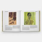 Links: „CAROL RAMA“ mit Kunstwerk von Schuhen und dunklen Formen. Rechts: „ANITA REÉ“ mit Porträt einer Frau vor grünem Hintergrund.