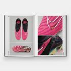 Seite 218-219, unten "#ADVANCE". Eine offene Doppelseite mit Fotos von pink-schwarzen Fußballschuhen.