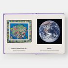 Frieden ist etwas für uns alle ... überall. Links ein farbenfrohes Gemälde, rechts ein Foto der Erde aus dem All.