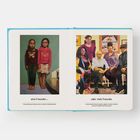 Links: "eine Freundin ...". Rechts: "oder viele Freunde." Zwei Gemälde, links zwei Kinder, rechts fünf Erwachsene.