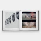 Texte: "Launch", "Index of". Linke Seite: Reihe glänzender Metallobjekte. Rechte Seite: Zwei Fotos einer Wandinstallation mit roten Details.