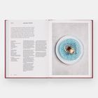 Text: "Inspiration ‘Oysters’". Links: Rezepttext. Rechts: Bild in einem Buch mit kunstvoll angerichteter Auster auf blauem Teller.