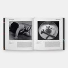 Links steht "LISETTE MODEL". Rechts steht "TINA MODOTTI". Links eine Frau am Strand, rechts ein Hut mit Hammer und Sichel.
