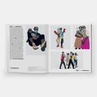 Links viel Text, rechts vier Illustrationen von Personen in verschiedenen Posen und Kleidungen.