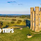 „ROAD TRIPS“ steht groß vorne. Rechts: „CONTENTS“ mit einer Liste von Orten. Landschaft mit Turm im Hintergrund.